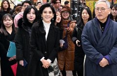 kaiyun官方网站 54岁李富真最新贸易照好意思翻了！穿5万玫瑰图案大衣，彰显不俗试吃